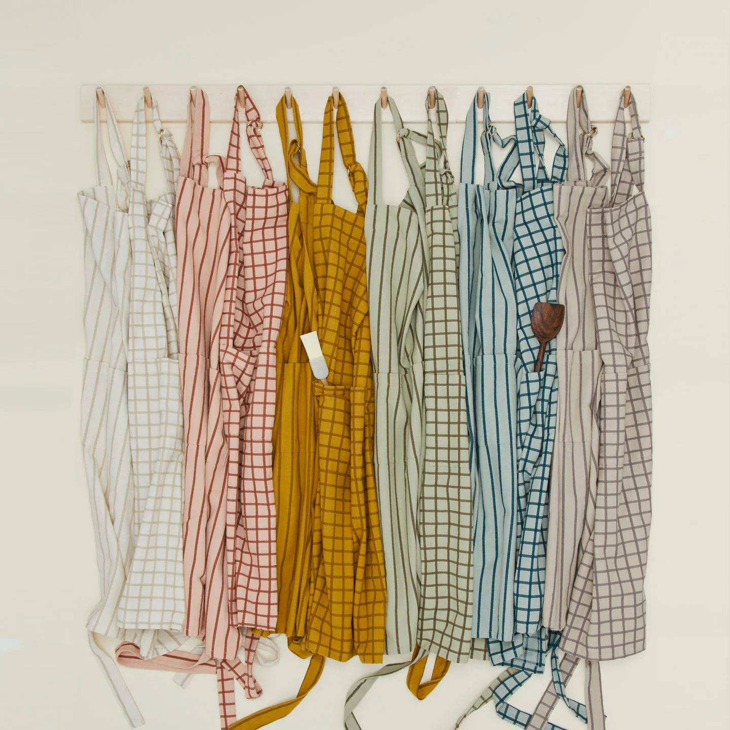 Essential Check Apron - Light Grey/Dark Grey - Image 4