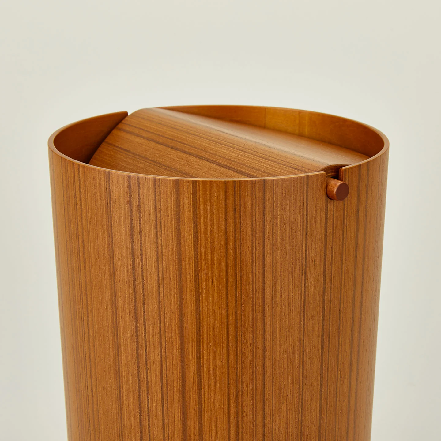 Lidded Wooden Wastebasket - Natural - Image 4